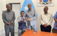 السفارة الصومالية بعدن تسلم عدد من الصوماليين جوازات سفر بعد إعادة تفعيل الإصدار المنقطع منذ سنوات