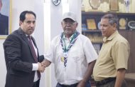 الوزير البكري يقلد منصور عامر الميدالية والمنديل الكشفي لمسابقة اليوم العالمي 2025
