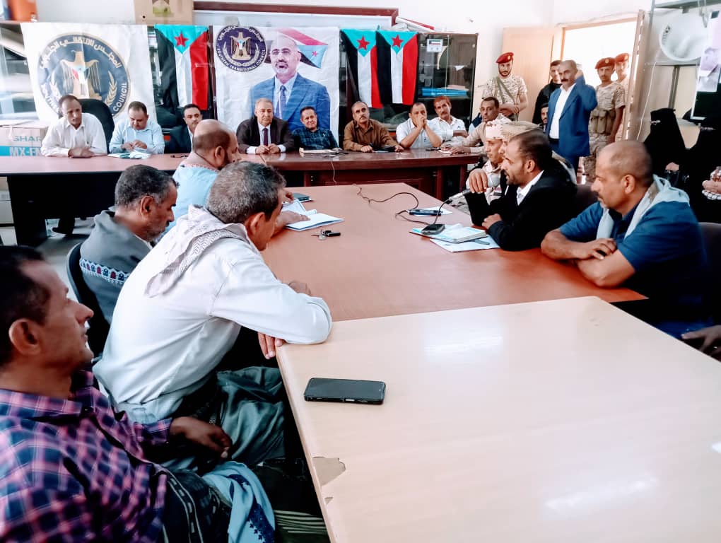 فريق التوجيه والرقابة الرئاسي يعقد لقاءً مشتركاً بالهيئة التنفيذية والسلطة المحلية في مديرية ردفان الحبيلين