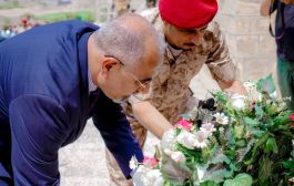 الزُبيدي يضع إكليلا من الزهور على نصب الشهيد لبوزة ويزور منصة الشهداء في ردفان
