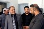 محافظ شبوة يكرم جندي الشرطة لإمانته
