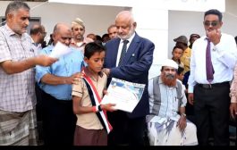 محافظ الحديدة يدشن توزيع الزي والحقيبة المدرسية في الخوخة 