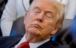 ترامب النائم! شاهد واقعة في البيت الأبيض تثير السخرية والجدل