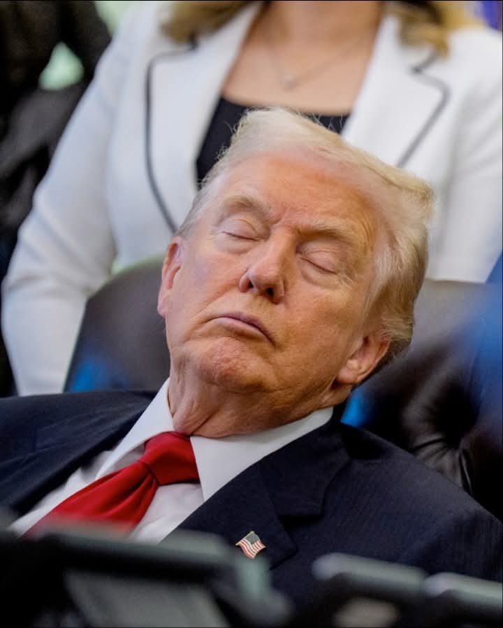 ترامب النائم! شاهد واقعة في البيت الأبيض تثير السخرية والجدل