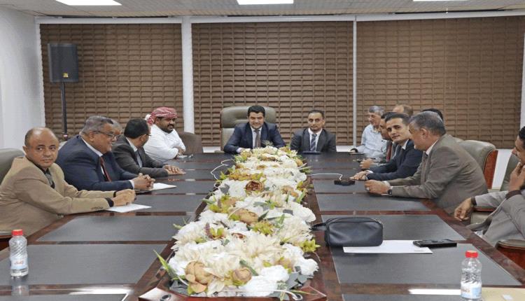 اجتماع مشترك في مركزي عدن يوجه تعليمات هامة للبنوك بشأن آلية تمويل وتنظيم الواردات