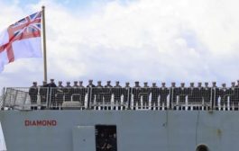 البحرية الأمريكية تمنح وسام التميز لطاقم مدمرة بريطانية لدوره باعتراض مُسيّرات الحوثيين في البحر الأحمر