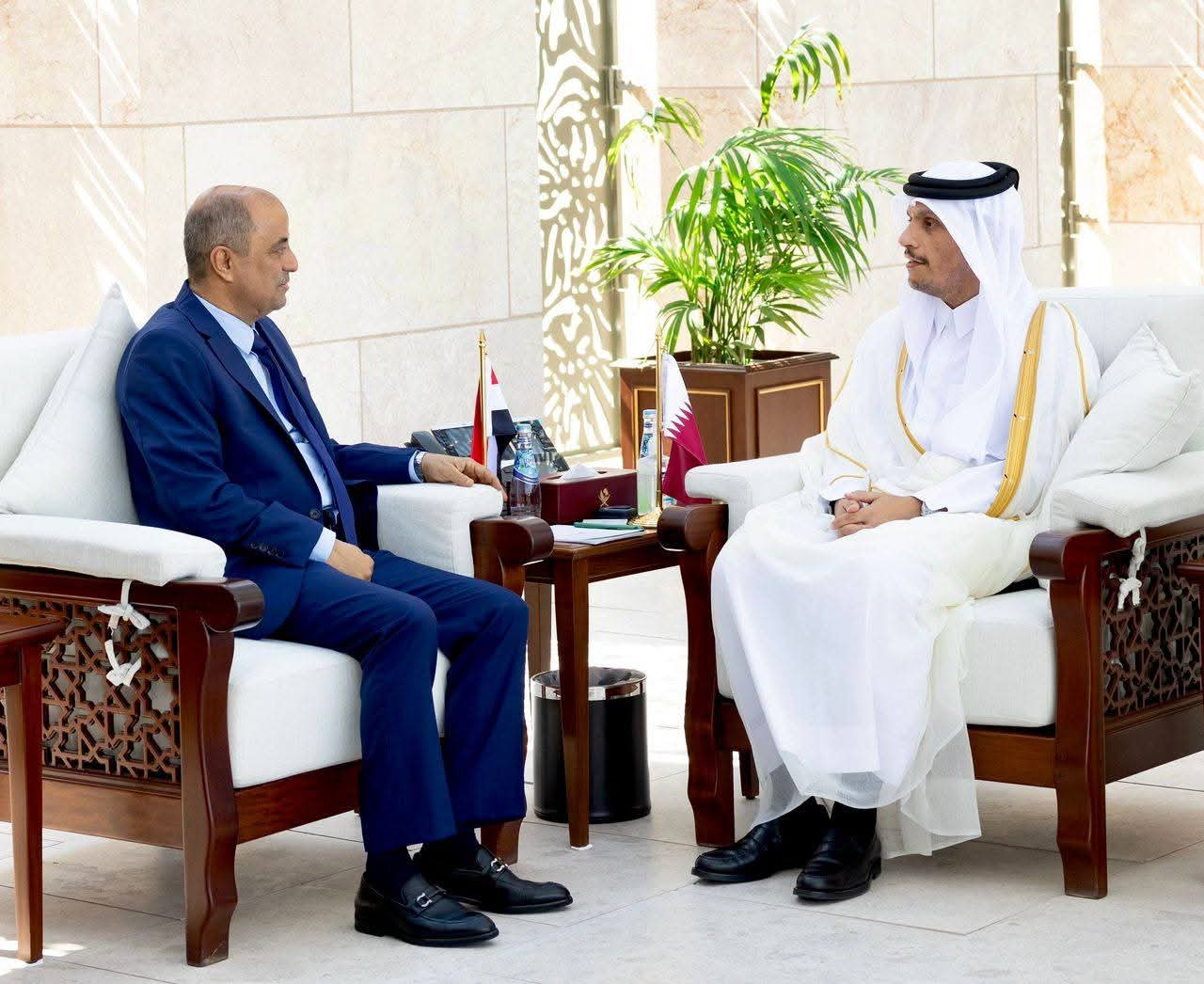 رئيس الوزراء يعقد جلسة مباحثات مع نظيره القطري