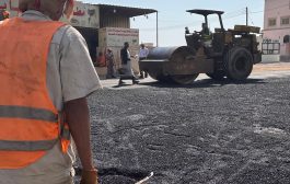 تواصل أعمال سفلتة المقاطع المتضررة والمتآكلة بشوارع مدينة الغيضة