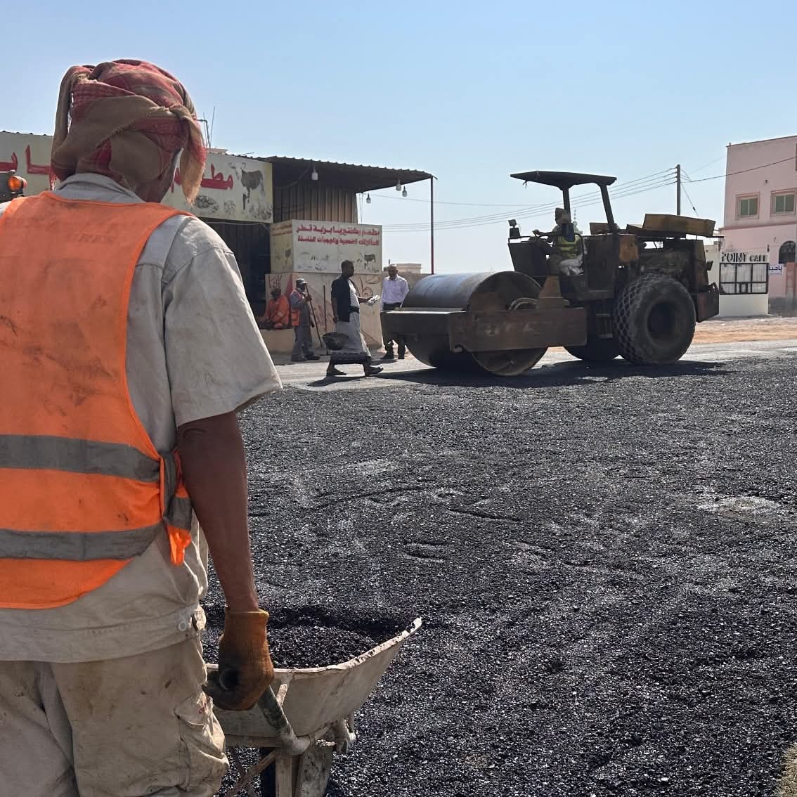 تواصل أعمال سفلتة المقاطع المتضررة والمتآكلة بشوارع مدينة الغيضة