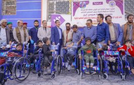 محافظ شبوة يدشن توزيع 442 كرسيًا متحركًا للطلاب من ذوي الإعاقة