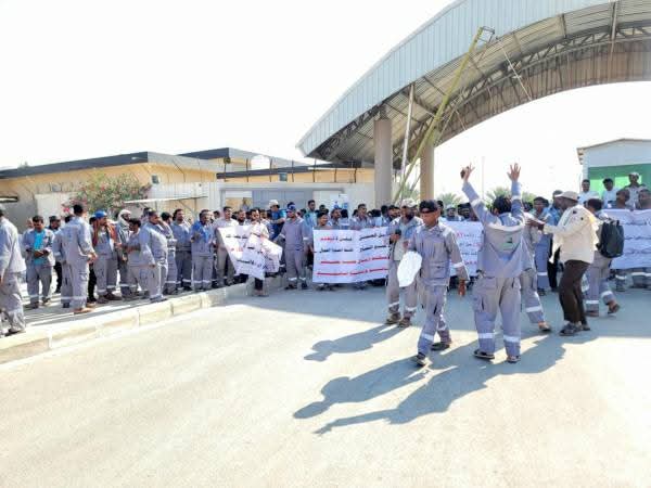 موظفو شركة إسمنت بالمكلا يصعدون احتجاجاتهم