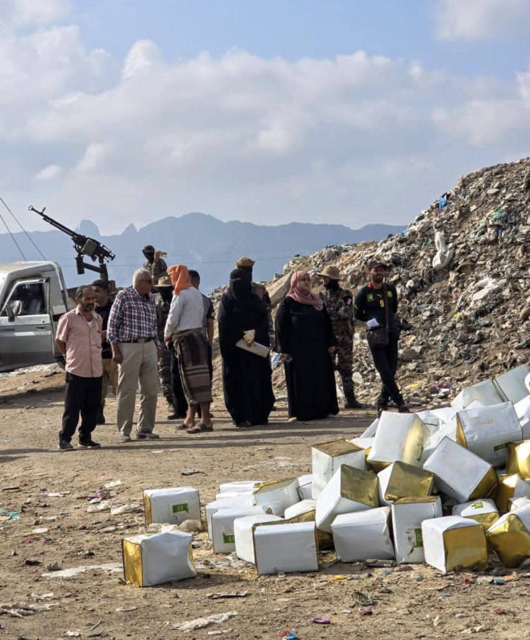 نيابة الصناعة والتجارة بعدن تتلف أكثر من 18 طنًا من الجبن وصلصة الطماطم