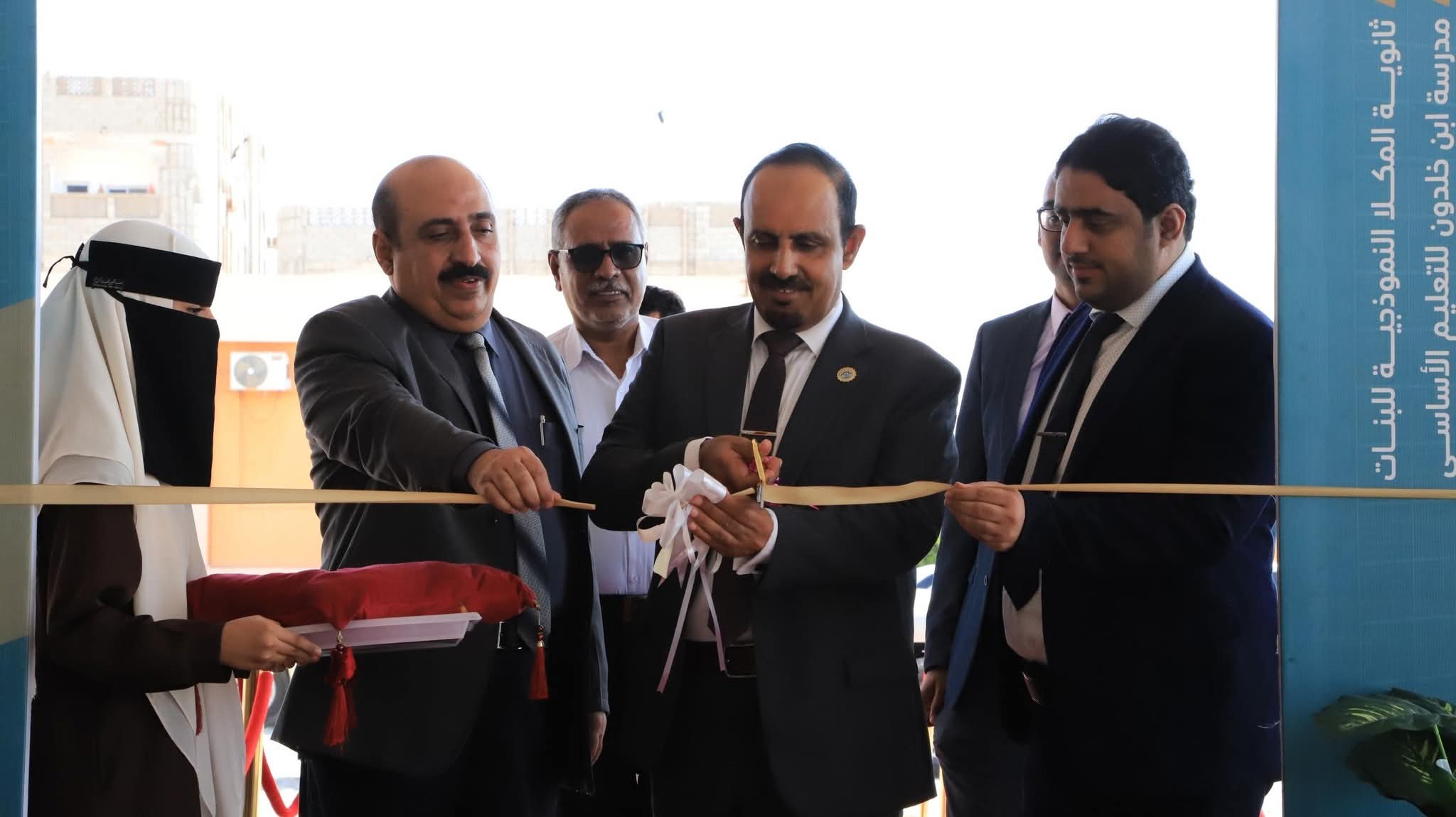 محافظ حضرموت يدشّن منظومة الطاقة الشمسية لثلاث مدارس محورية بالمكلا