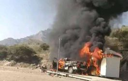 مواطن يحرق سيارته في منطقة دمت الخاضعة لميليشيات الحوثي 