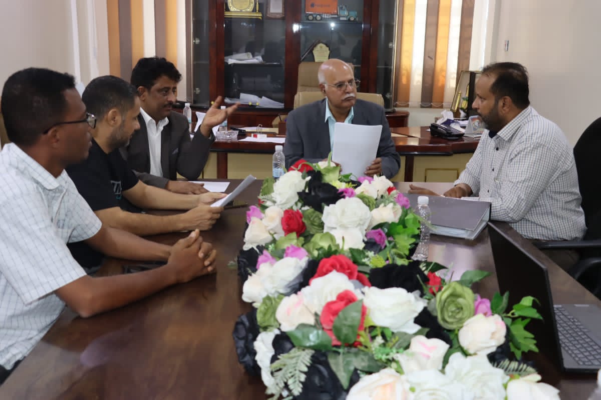 لجنة فنية من وزارة النقل تناقش حادثة احتراق حافلة النقل الجماعي في أبين