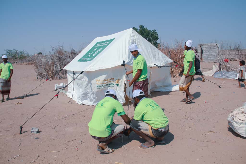 مركز الملك سلمان للإغاثة يوزع مساعدات إيوائية طارئة للمتضررين بمحافظة لحج