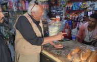 مكتب صناعة المنصورة بعدن يواصل حملته الرقابية لضبط الأسعار ويغلق عدد من المحلات المخالفة