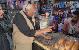 مكتب صناعة المنصورة بعدن يواصل حملته الرقابية لضبط الأسعار ويغلق عدد من المحلات المخالفة