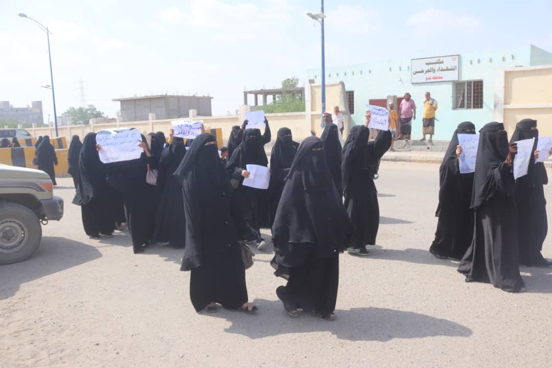 معلمات في مدارس مديرية الحوطة لحج ينفذّ وقفة احتجاجية سلمية مطالبة بالحقوق وصرف الحافز