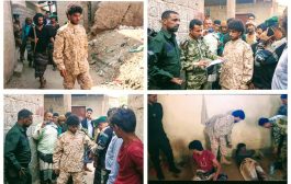 المتهمان بالسطو المسلح ينفذان إعادة تمثيل حادثة السطو في مسرح الجريمة في حوطة لحج