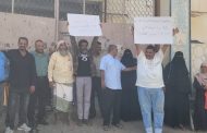 موظفو ومتعاقدو هيئة الأراضي بعدن يُنفذون وقفة احتجاجية سلمية مطالبين رئيس الحكومة بالالتفات لمعاناتهم