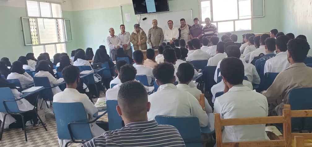 الجعدي يزور كلية الضالع الجامعية ويؤدي واجب العزاء في الفقيد البيدحي