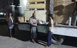 مدير مكتب الصحة بمديرية تبن لحج يشرف على إنزال وتركيب منظومة الطاقة الشمسية المقدمة لمركز أم جاسم الصحي