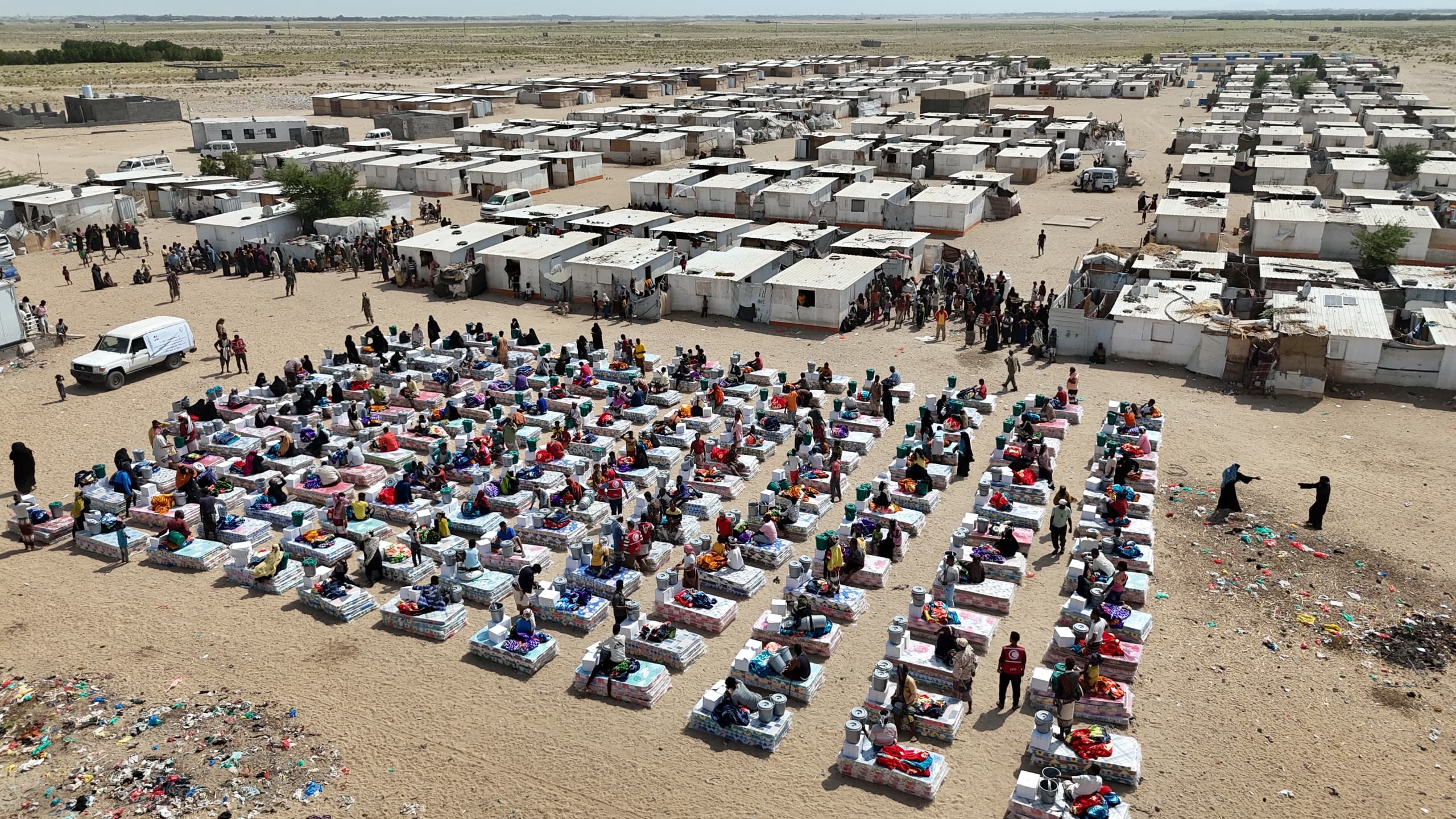 الهلال الأحمر بلحج يدشن توزيع المساعدات الإيوائية ضمن تدخلاته الطارئة لمواجهة آثار السيول