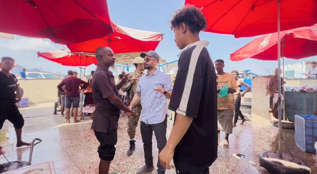 نزول ميداني لضبط المخالفين من بائعي الأسماك في حراج صيرة