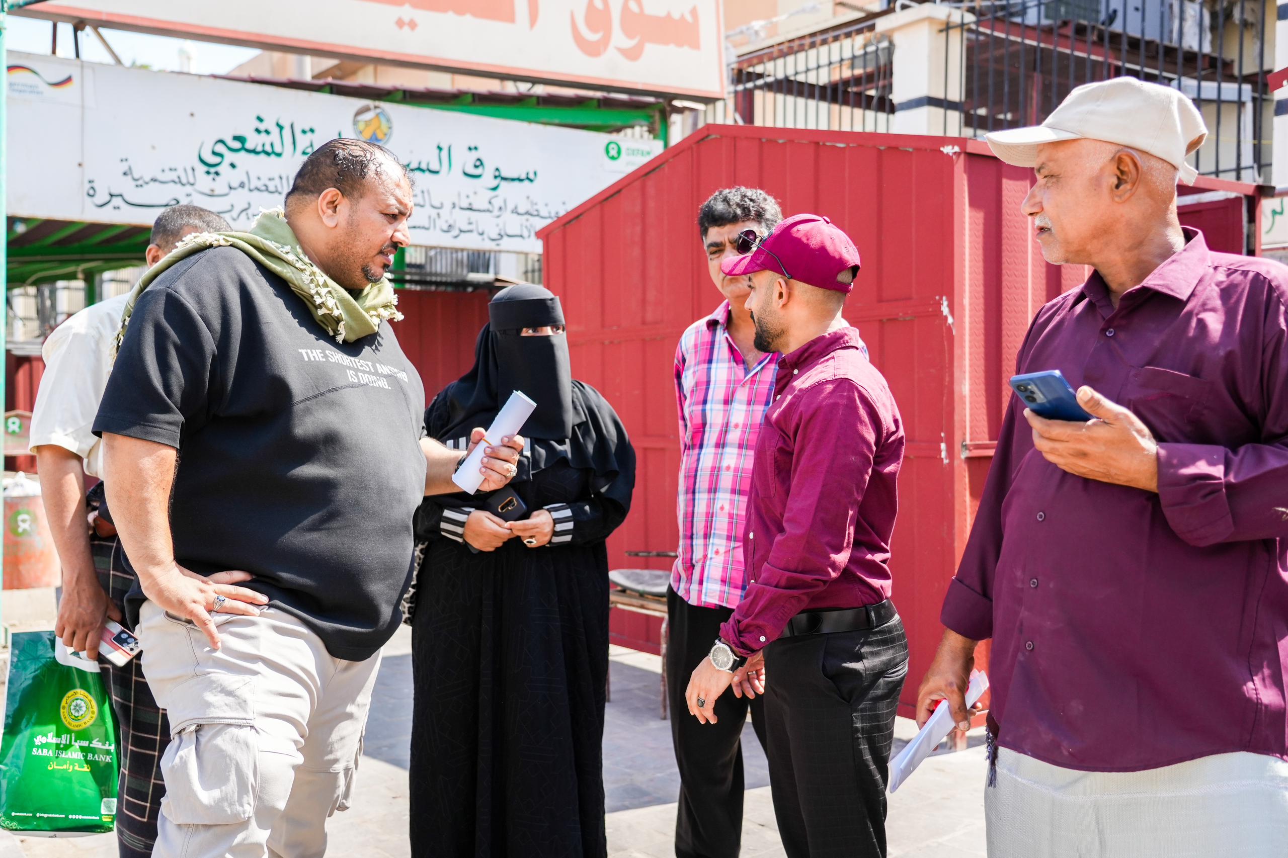 مدير عام مديرية صيرة بعدن .. يتفقد مشروع السوق النسوي الشعبي في السيلة