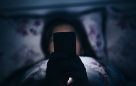 دراسة جدلية تشكك في أضرار تصفح الهاتف قبل النوم