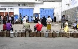 أزمة غاز تضرب العاصمة المؤقتة عدن وسط طوابير خانقة