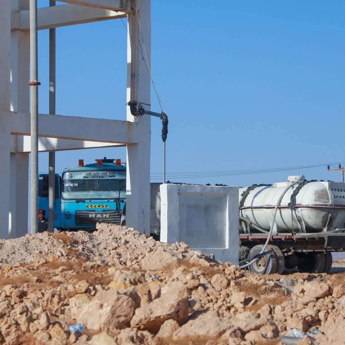 مشروع الخط الناقل لمياه ضواحي شرق مديرية الغيضة يدخل مراحله الأخيرة بنسبة إنجاز تجاوزت 88%