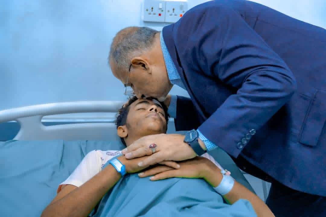 القائد الزُبيدي يطمئن على أحوال جرحى عملية “المستقبل الواعد” بمستشفى عبود العسكري