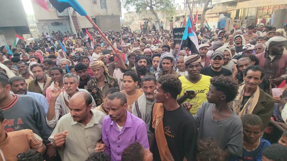 احتشاداً جماهيرياً  لإبناء لحج تأييداً للبيان السياسي والإعلان الدستوري 