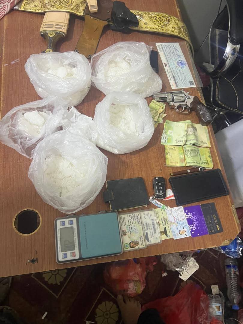 قوات درع الوطن بالمهرة تضبط كميات من مخدر الشبو وتلقي القبض على أحد المروجين في شحن